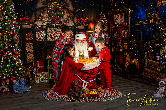 HORDUSKY GRANDKIDS-SANTA-2023-751-Edit