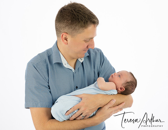 FAMILY NEWBORN SESSIONS BY TERESA ARTHUR PHOTOGRAPHY BABY AND DADDY