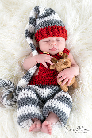 NEWBORN CHRISTMAS PHOTOS-NEWBORN PHOTOGRAPHER IN NOVA AREA-TERESA ARTHUR PHOTOGRAPHY