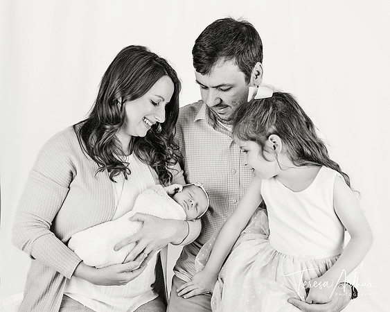 NEWBORN FAMILY PHOTO SESSIONS BY TERESA ARTHUR PHOTOGRAPHY IN NORTHERN VIRGINIA