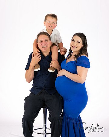 MATERNITY PHOTO SESSION IN STUDIO BY TERESA ARTHUR PHOTOGRAPHY