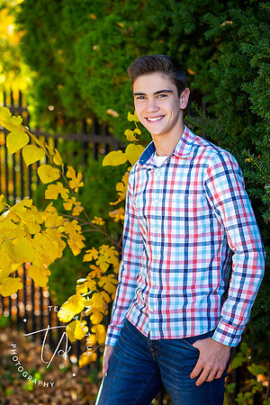 SENIOR PORTRAITS BY TERESA ARTHUR PHOTOGRAPHY SERVES THE NORTHERN VIRGINIA AREA