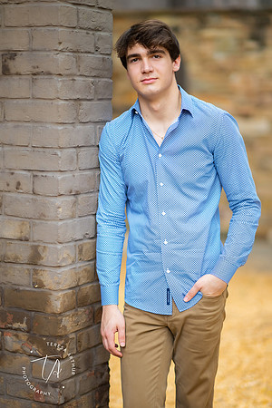 SENIOR PORTRIAT PHOTOGRAPHER TERESA ARTHUR SERVES FAMILIES IN THE NORTHERN VIRGINIA AREA
