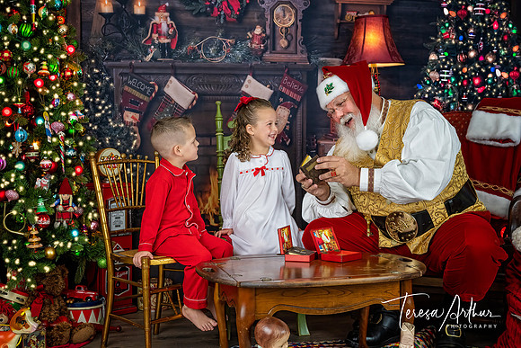 STORYBOOK SANTA PHOTO SESSIONS BY TERESA ARTHUR PHOTOGRAPHY SERVES THE NORTHERN VIRGINIA AREA
