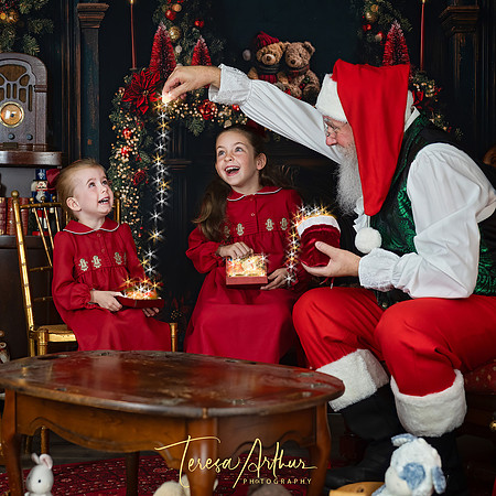 SANTA EXPERIENCE PHOTOGRAPHY SESSIONS WITH TERESA ARTHUR PHOTOGRAPHY LOCATED IN FAUQUIER COUNTY VA