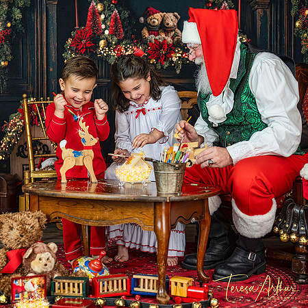 SANTA SESSIONS IN 2026 WITH TERESA ARTHUR PHOTOGRAPHY LOCATED IN WARRENTON VA
