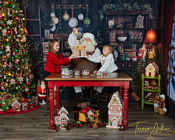 SANTA GINGERBREAD HOUSE PHOTO SESSION BY TERESA ARTHUR PHOTOGRAPHY WARRENTON VIRGINIA