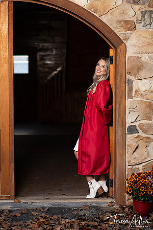 HIGH SCHOOL PORTRAITS FOR SENIORS BY TERESA ARTHUR PHOTOGRAPHY IN WARRENTON VA SERVES THE NORTHEN VIRGINIA AREA