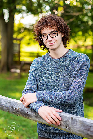 OUTDOOR SENIOR PHOTO SESSIONS BY TERESA ARTHUR PHOTOGRAPHY-SENIOR PHOTOGRAPHERS IN NOVA AREA