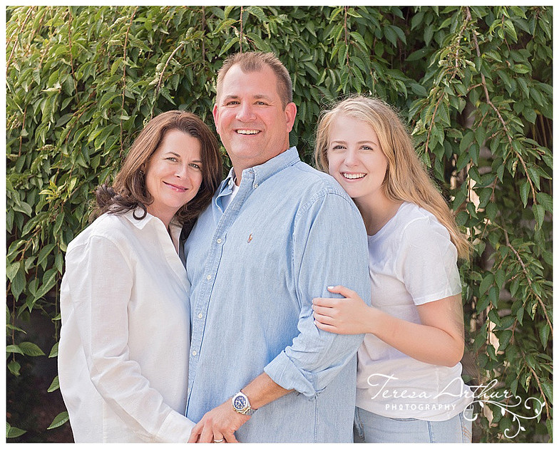 OUTDOOR FAMILY PHOTO SESSION BY TERESA ARTHUR PHOTOGRAPHY