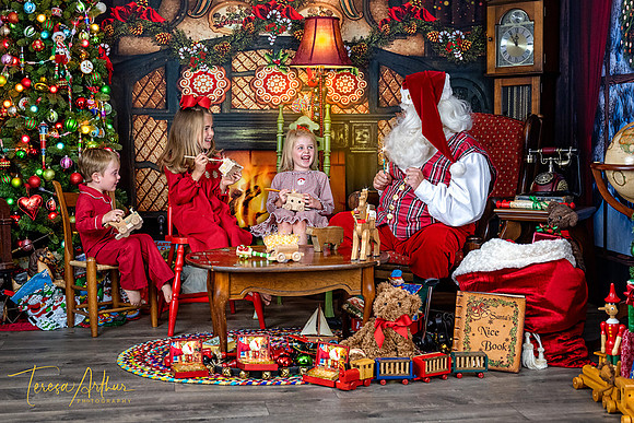 CHILDREN WITH SANTA PHOTOS IN NORTHERN VIRGINIA-2021