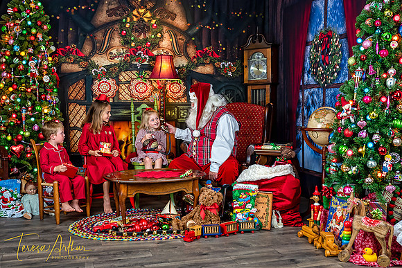 AMERICANA NOSTALGIC SANTA PHOTO SESSIONS BY TERESA ARTHUR PHOTOGRAPHY AND WARRENTON SANTA IN NORTHERN VIRGINIA 2021