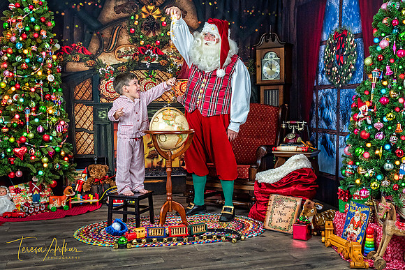 PROFESSIONAL SANTA PORTRAITS BY TERESA ARTHUR PHOTOGRAPHY IN NORTHERN VIRGINIA
