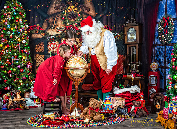 SANTA WORKSHOP CHRISTMAS PICTURES IN NORTHERN VIRGINIA BY TERESA ARTHUR PHOTOGRAPHY