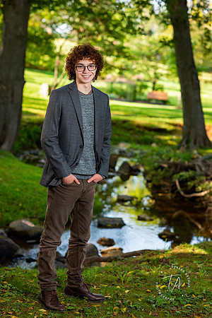 PROFESSIONAL HIGH SCHOOL SENIOR PORTRAIT PHOTOGRAPHERS IN NORTHERN VIRGINIA-TERESA ARTHUR PHOTOGRAPHY SERVES FAUQUIER COUNTY AND SUUROUNDING AREAS