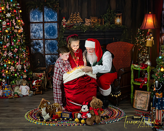 MAGICAL SANTA EXPERIENCE PHOTO SESSION IN NORTHERN VIRGINIA BY TERESA ARTHUR PHOTOGRAPHY WARRENTON VA 2024