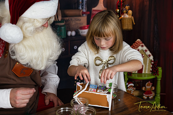 GINGERBREAD HOUSE SANTA PHOTO SESSIONS BY TERESA ARTHUR PHOTOGRAPHY FAUQUIER COUNTY VIRGINIA