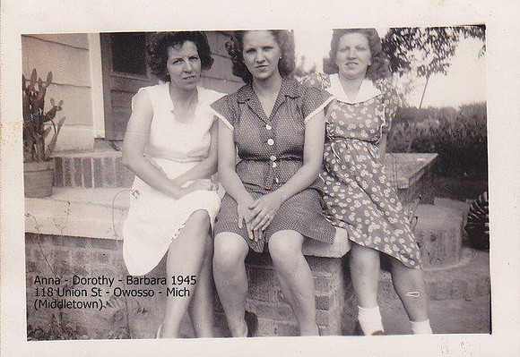 1945-Anna, Dorothy, Barbara Keves-sisters-1945
