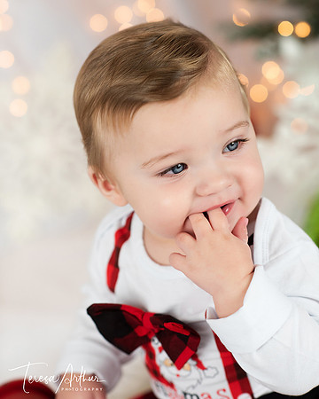 BABY'S FIRST CHRISTMAS PHOTOS BY TERESA ARTHUR PHOTOGRAPHY IN WARRENTON VA