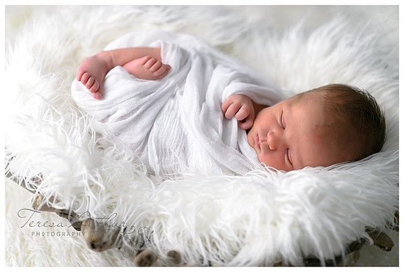 minimalist newborn photos