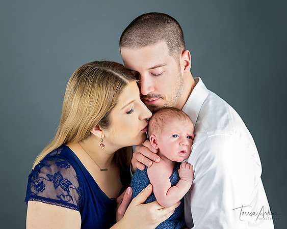 NEWBORN FAMILY PORTRAIT BY TERESA ARTHUR PHOTOGRAPHY IN NORTHERN VA