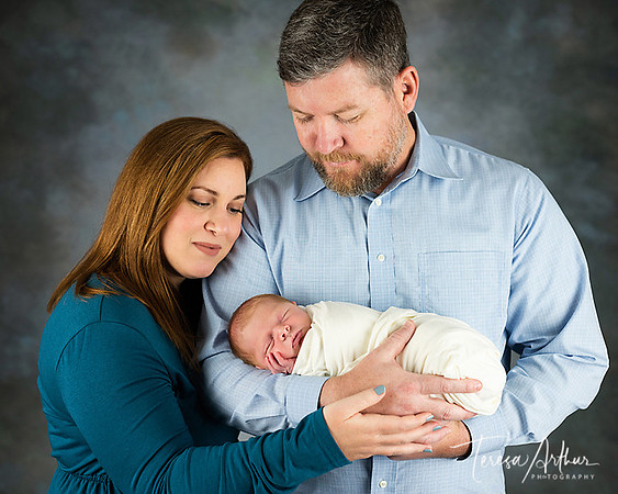 NEWBORN FAMILY PORTRAITS BY TERESA ARTHUR PHOTOGRAPHY