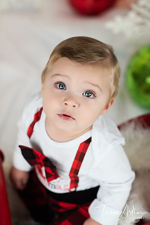 BABY CHRISTMAS PHOTOS BY TERESA ARTHUR PHOTOGRAPHY IN NORTHERN VIRGINIA AREA