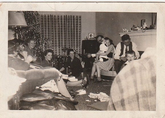 Anna keves and her family-Aunt Dorothy and Anna in Center 1930s