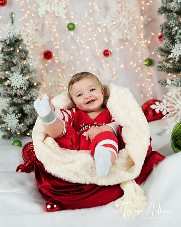 BABY FIRST CHRISTMAS PHOTOS BABY PHOTOGRAPHER IN NORTHERN VIRGINIA TERESA ARTHUR PHOTOGRAPHY
